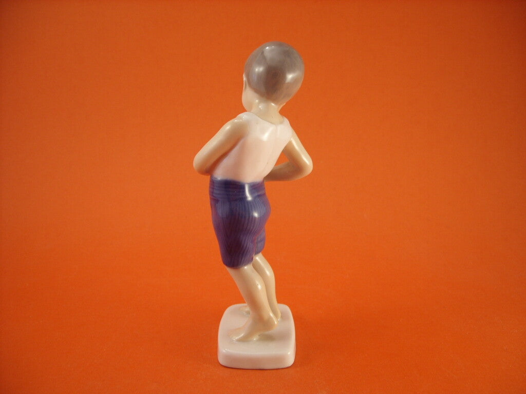 Statuina "Bambino che Allaccia i Pantaloni" Cod 1759 Bing&Grondahl porcellana autentica, 15 cm