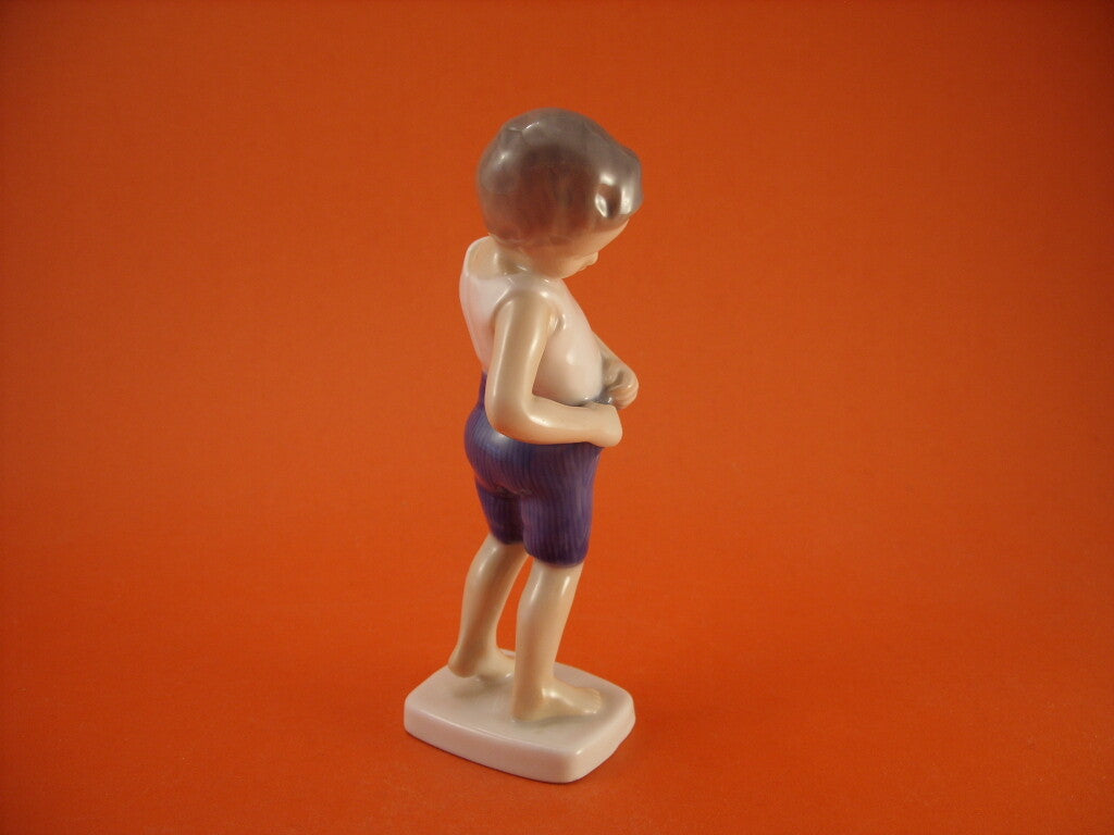 Bing&Grondahl Statuina "Bambino che Allaccia i Pantaloni" Cod 1759 decorazione porcellana da collezione, 15 cm