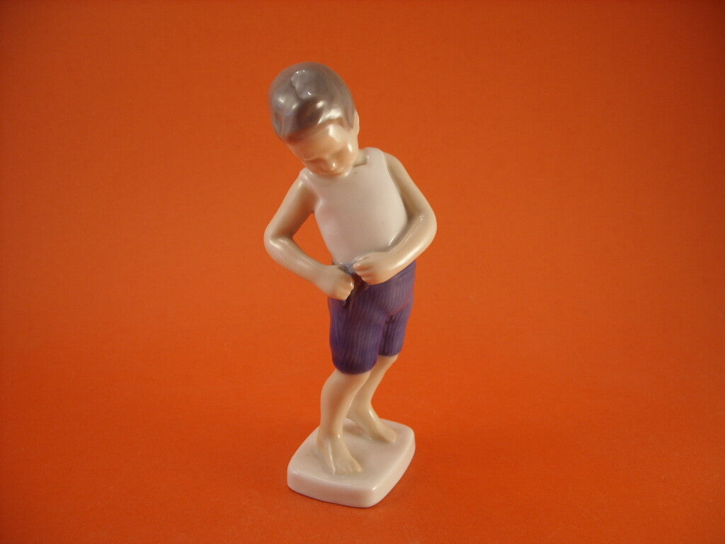Statuina "Bambino che Allaccia i Pantaloni" Cod 1759 porcellana pezzo da collezione, 15 cm