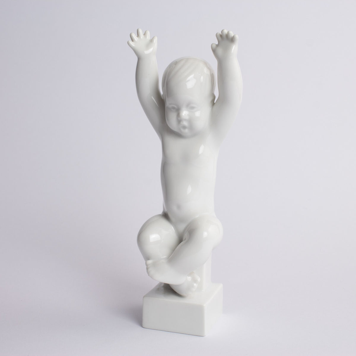Bing&Grondahl Statuina "Grande Così!" Cod 2229 (Blanc de Chine) porcellana dipinta a mano, 18 cm