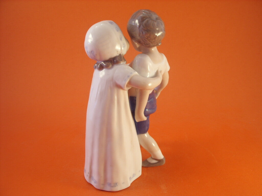 Statuina in "Amore Rifiutato" Cod 1614 porcellana pezzo da collezione, 18 cm