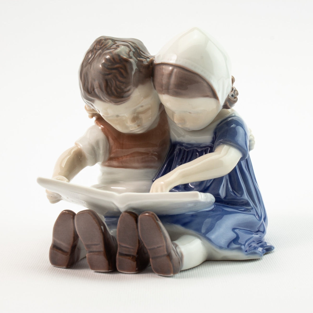 Bing&Grondahl Statuina in "Bambini che Leggono" Cod 1567 porcellana dipinta a mano, 10 cm