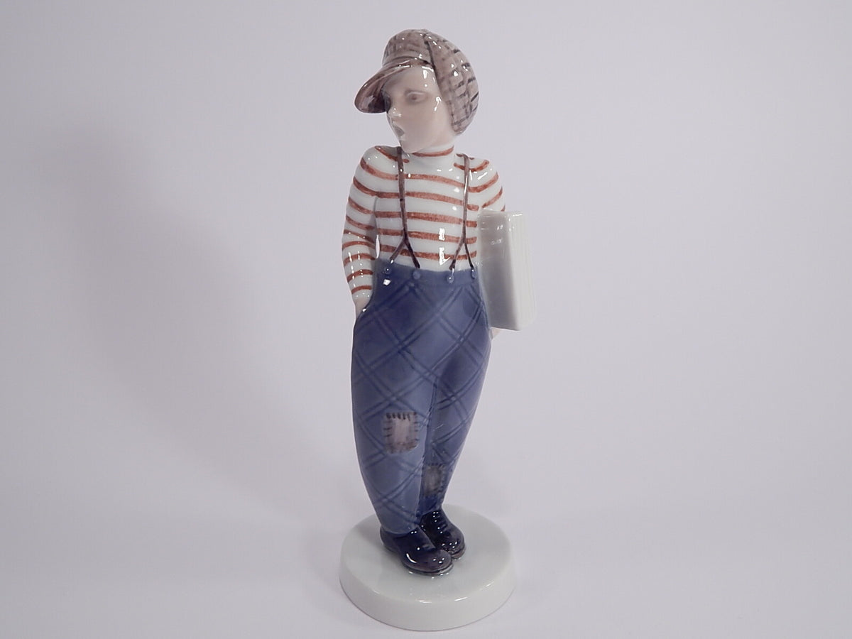 Bing&Grondahl Statuina in "Bambino con i Giornali" Cod 2148 porcellana dipinta a mano, 20 cm