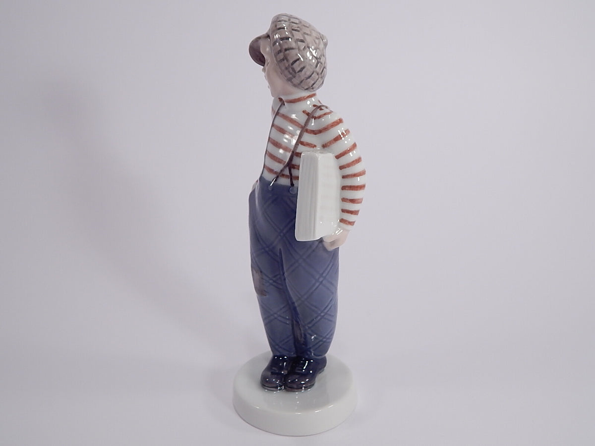 Statuina in "Bambino con i Giornali" Cod 2148 Bing&Grondahl porcellana autentica, 20 cm