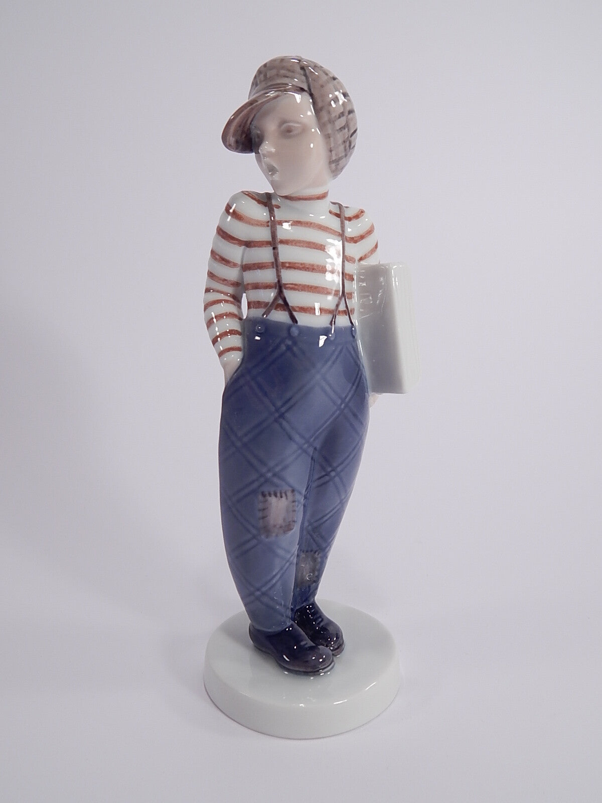 Statuina in "Bambino con i Giornali" Cod 2148 porcellana pezzo da collezione, 20 cm