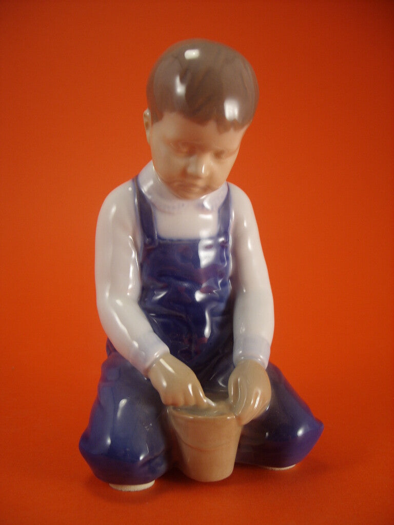 Bing&Grondahl Statuina in "Bambino con Secchio" Cod 2127 porcellana dipinta a mano, 14 cm
