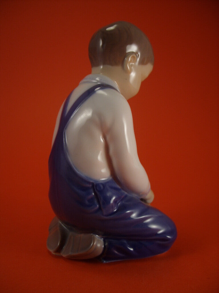 Statuina in "Bambino con Secchio" Cod 2127 Bing&Grondahl porcellana autentica, 14 cm