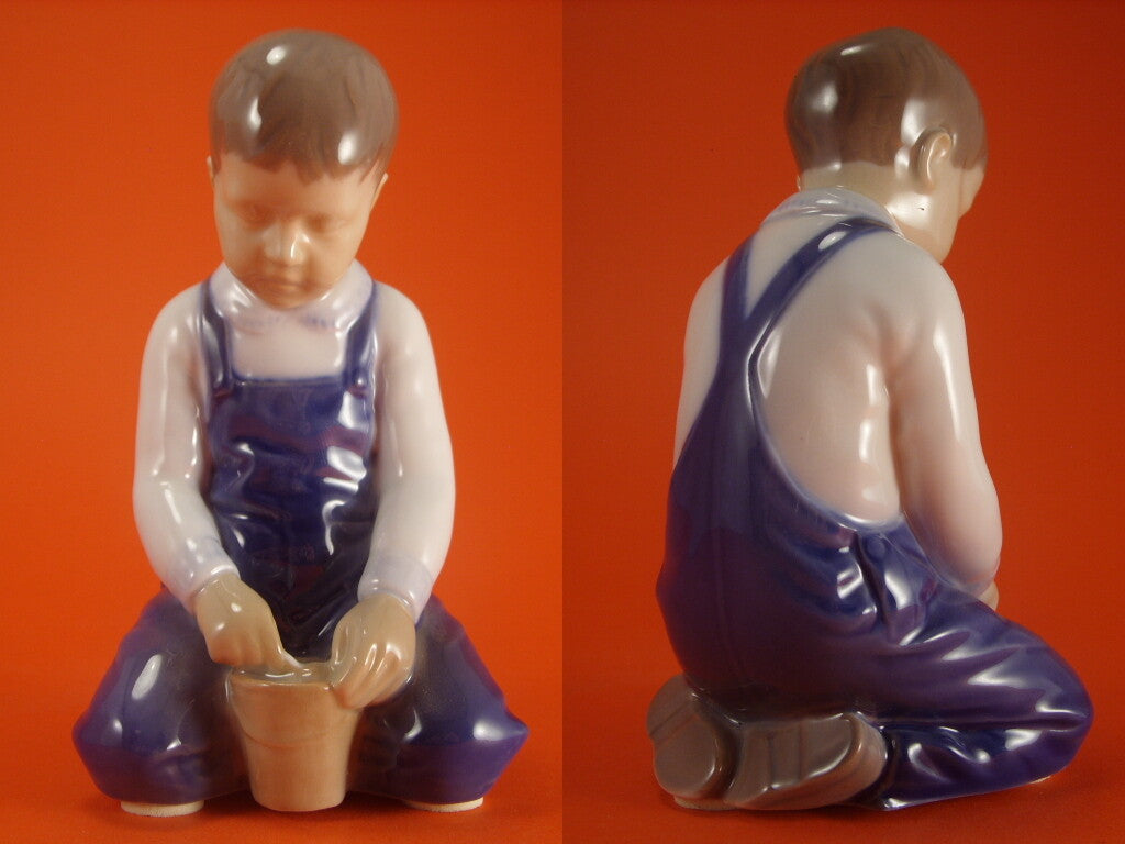 Bing&Grondahl Statuina in "Bambino con Secchio" Cod 2127 decorazione porcellana da collezione, 14 cm
