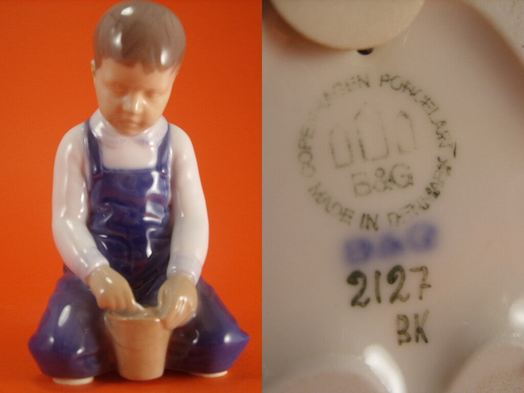 Statuina in "Bambino con Secchio" Cod 2127 porcellana pezzo da collezione, 14 cm