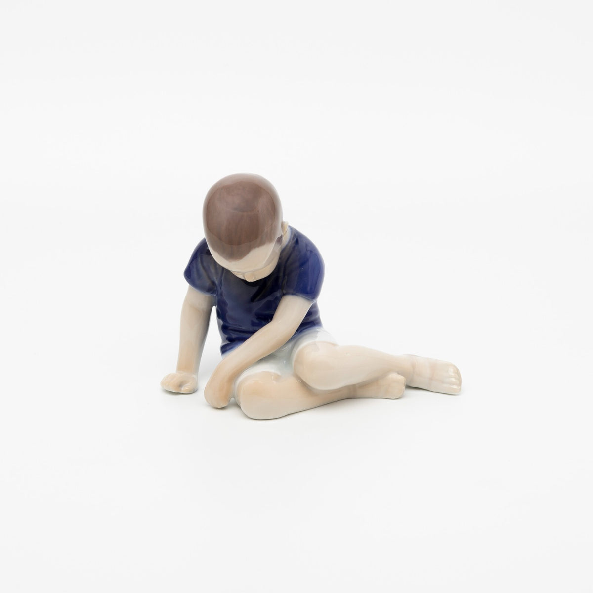 Bing&Grondahl Statuina in "Bambino Triste" Cod 1671 porcellana dipinta a mano, 11 cm