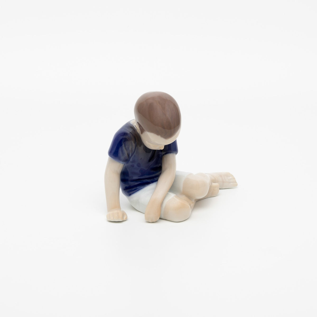 Statuina in "Bambino Triste" Cod 1671 porcellana pezzo da collezione, 11 cm