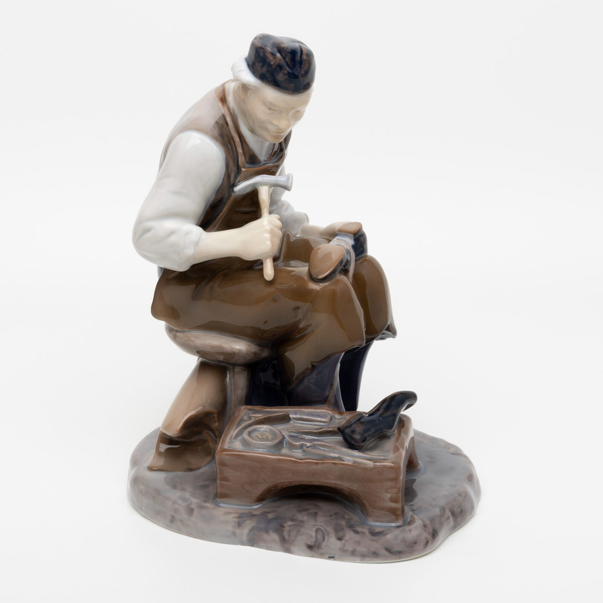 Bing&Grondahl Statuina in "Calzolaio" Cod 2228 porcellana dipinta a mano, 22 cm