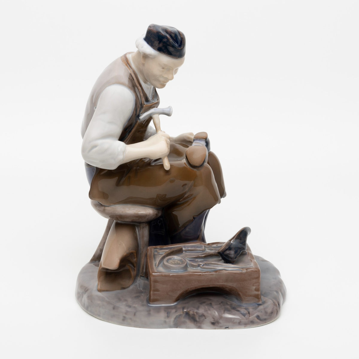 Statuina in "Calzolaio" Cod 2228 porcellana pezzo raro da collezione, 22 cm