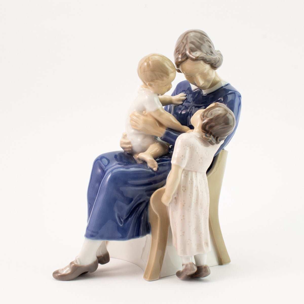 Bing&Grondahl Statuina in "Famiglia Felice" Cod 2262 porcellana dipinta a mano, 20 cm