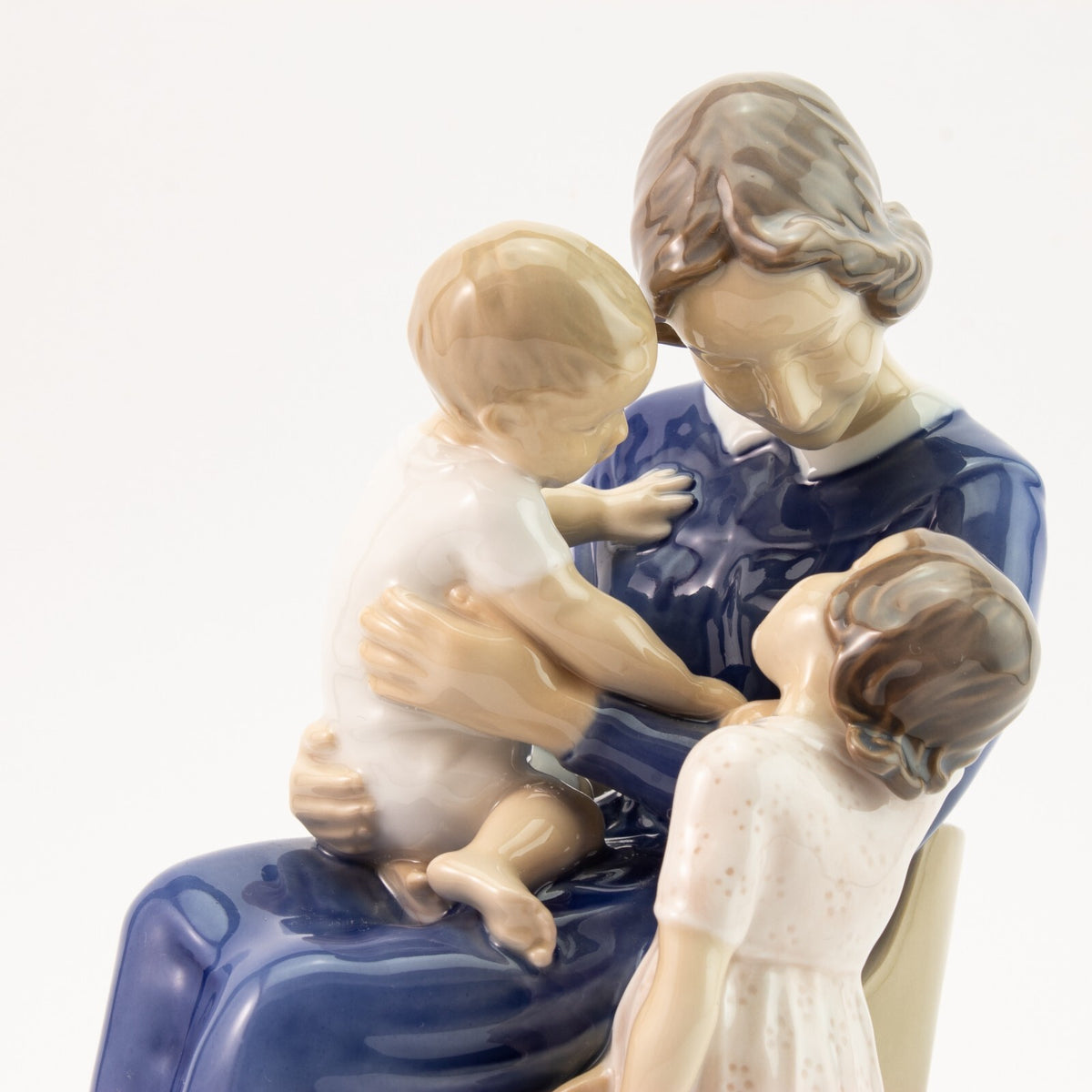 Bing&Grondahl Statuina in "Famiglia Felice" Cod 2262 porcellana pregiata, 20 cm