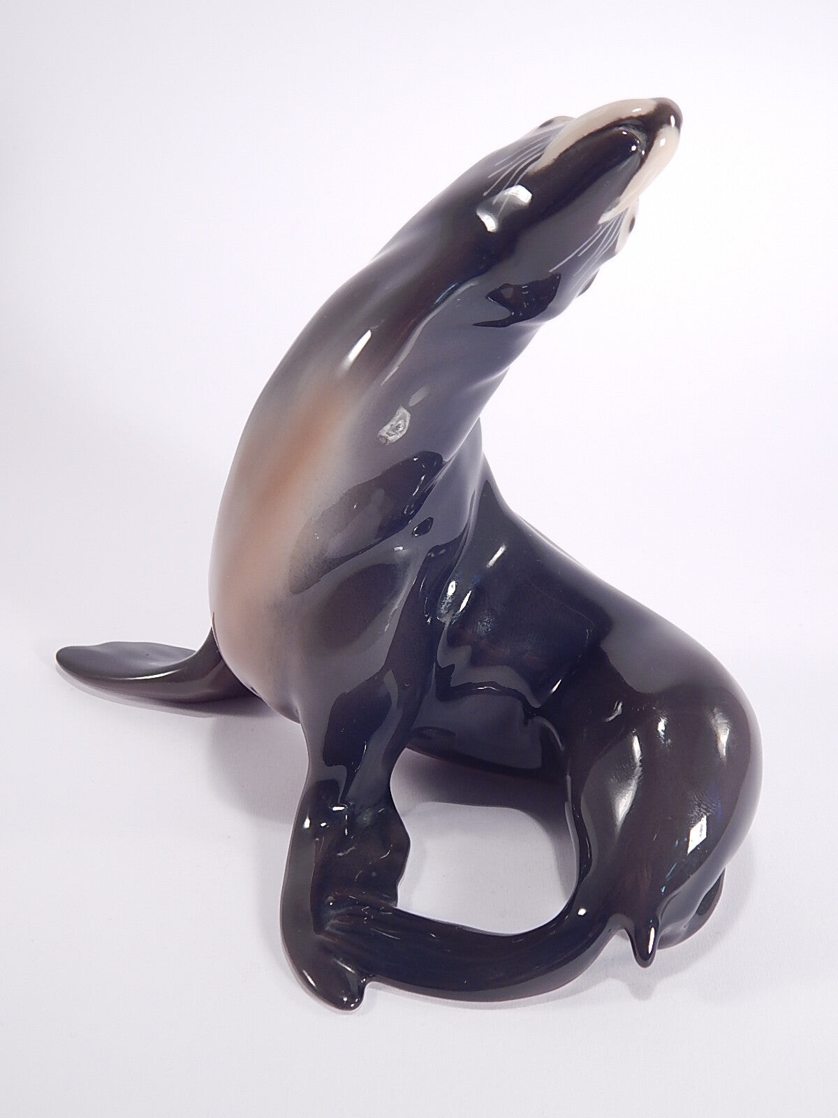 Bing&Grondahl Statuina in "Foca" Cod 1733 porcellana pregiata, 17 cm