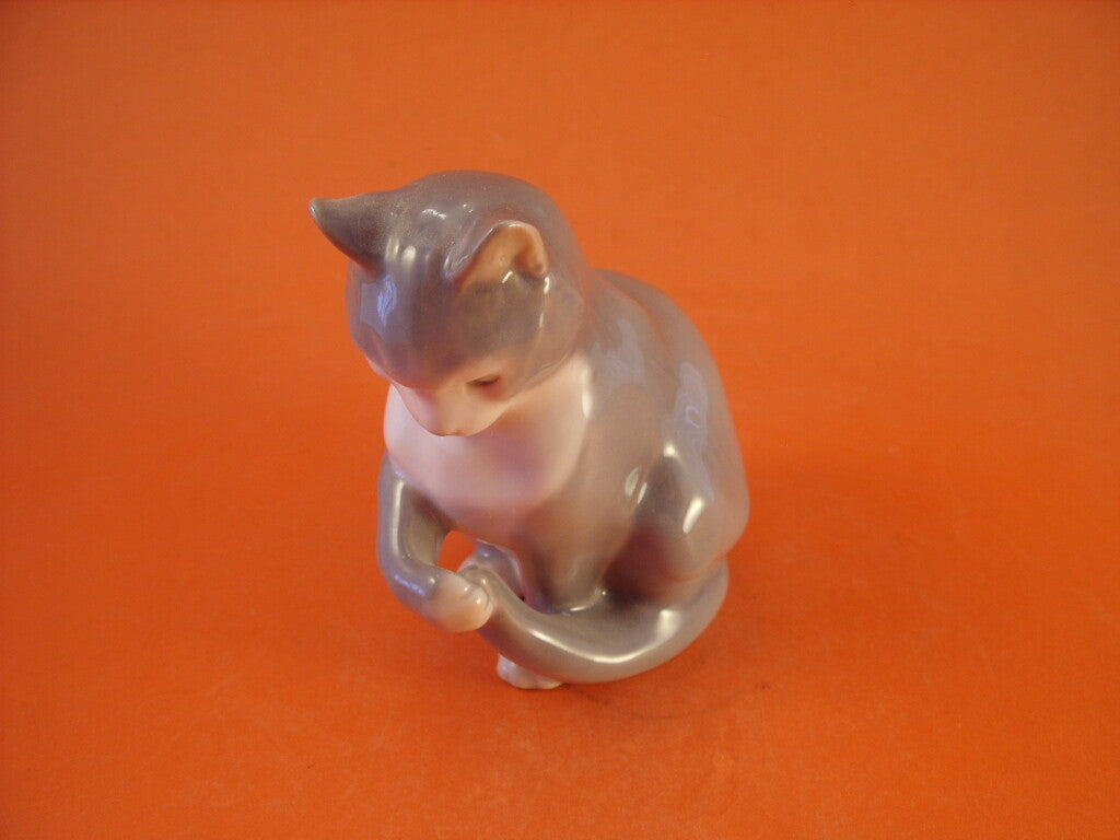 Bing&Grondahl Statuina in "Gatto Seduto" Cod 1553 porcellana dipinta a mano, 10 cm