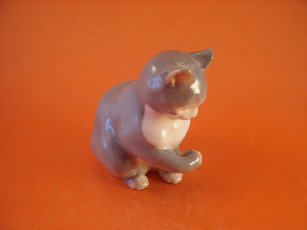Statuina in "Gatto Seduto" Cod 1553 porcellana pezzo da collezione, 10 cm