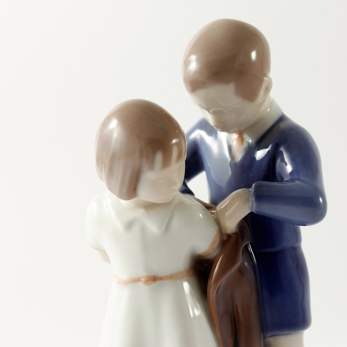 Bing&Grondahl Statuina in "Gentleman" Cod 2312 porcellana pregiata, 19 cm