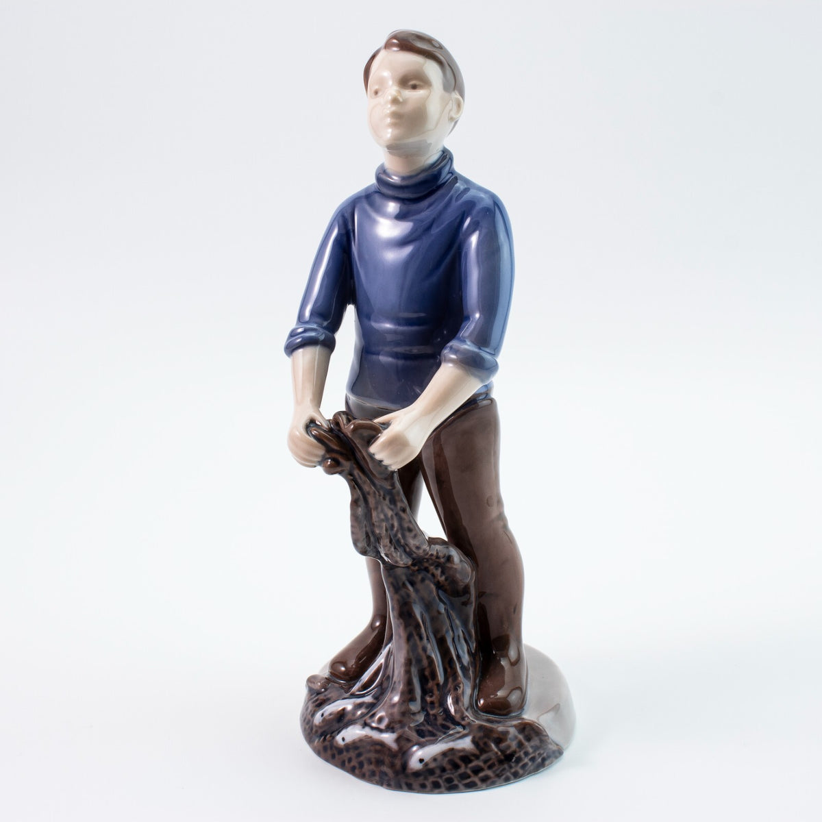 Bing&Grondahl Statuina in "Giovane Pescatore" Cod 2338 porcellana dipinta a mano, 19 cm