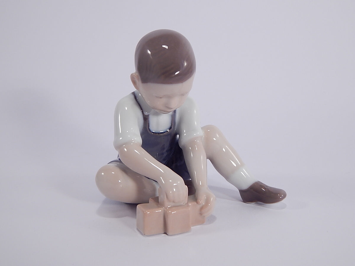 Bing&Grondahl Statuina in "Il Piccolo Costruttore" Cod 2306 porcellana dipinta a mano, 10 cm