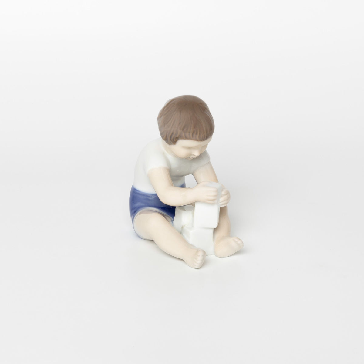 Bing&Grondahl Statuina in "Il Piccolo Costruttore" Cod 2388 porcellana dipinta a mano, 9 cm