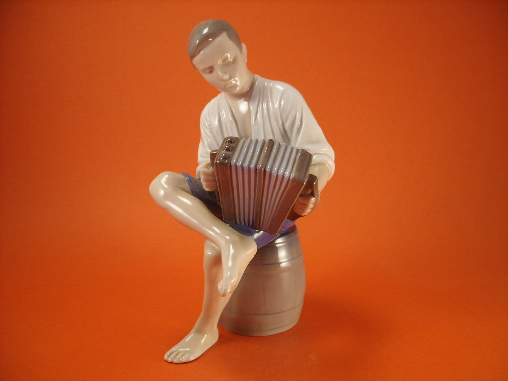 Bing&Grondahl Statuina in "Marinaio Allegro" Cod 1661 porcellana dipinta a mano, 23 cm