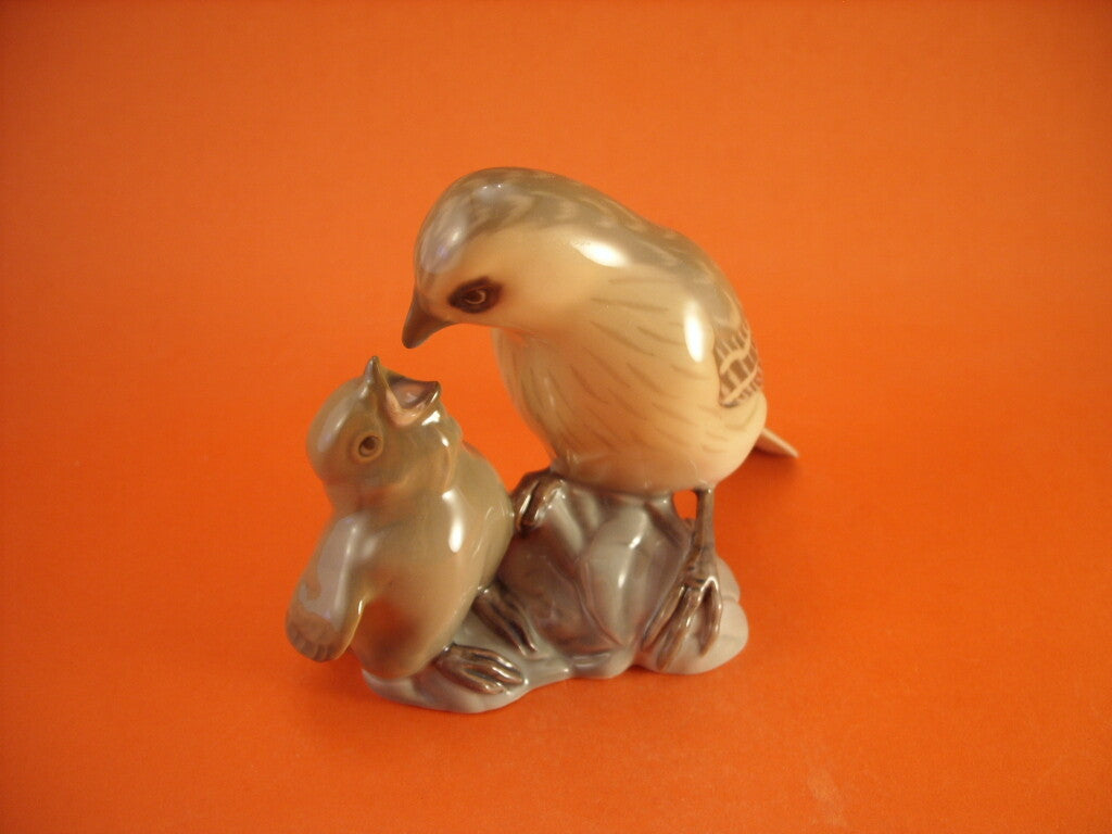Bing&Grondahl Statuina in "Passero con Piccoli" Cod 1869 porcellana dipinta a mano, 11 cm