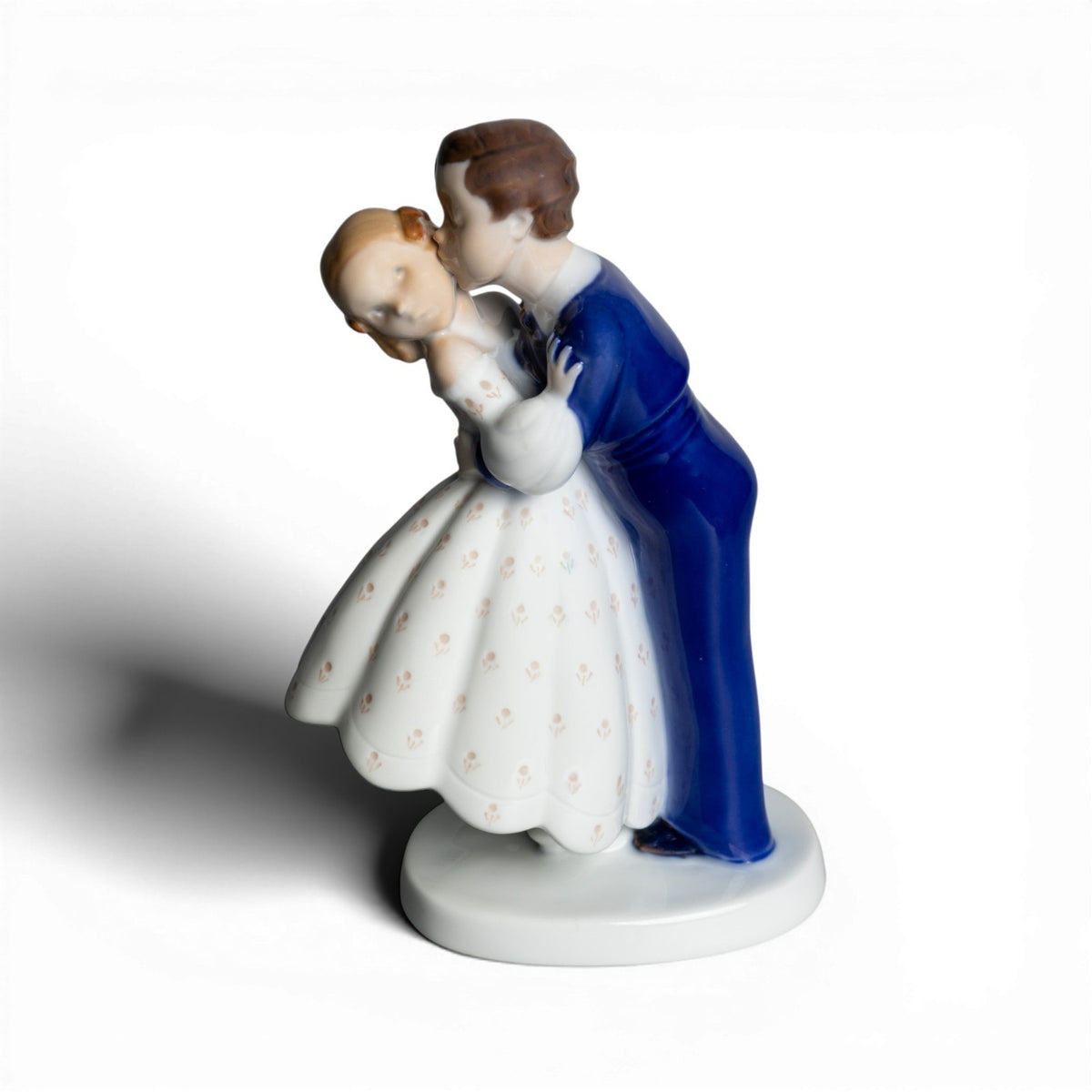 Bing&Grondahl Statuina in "Primo Bacio" Cod 2162 porcellana dipinta a mano, 20 cm