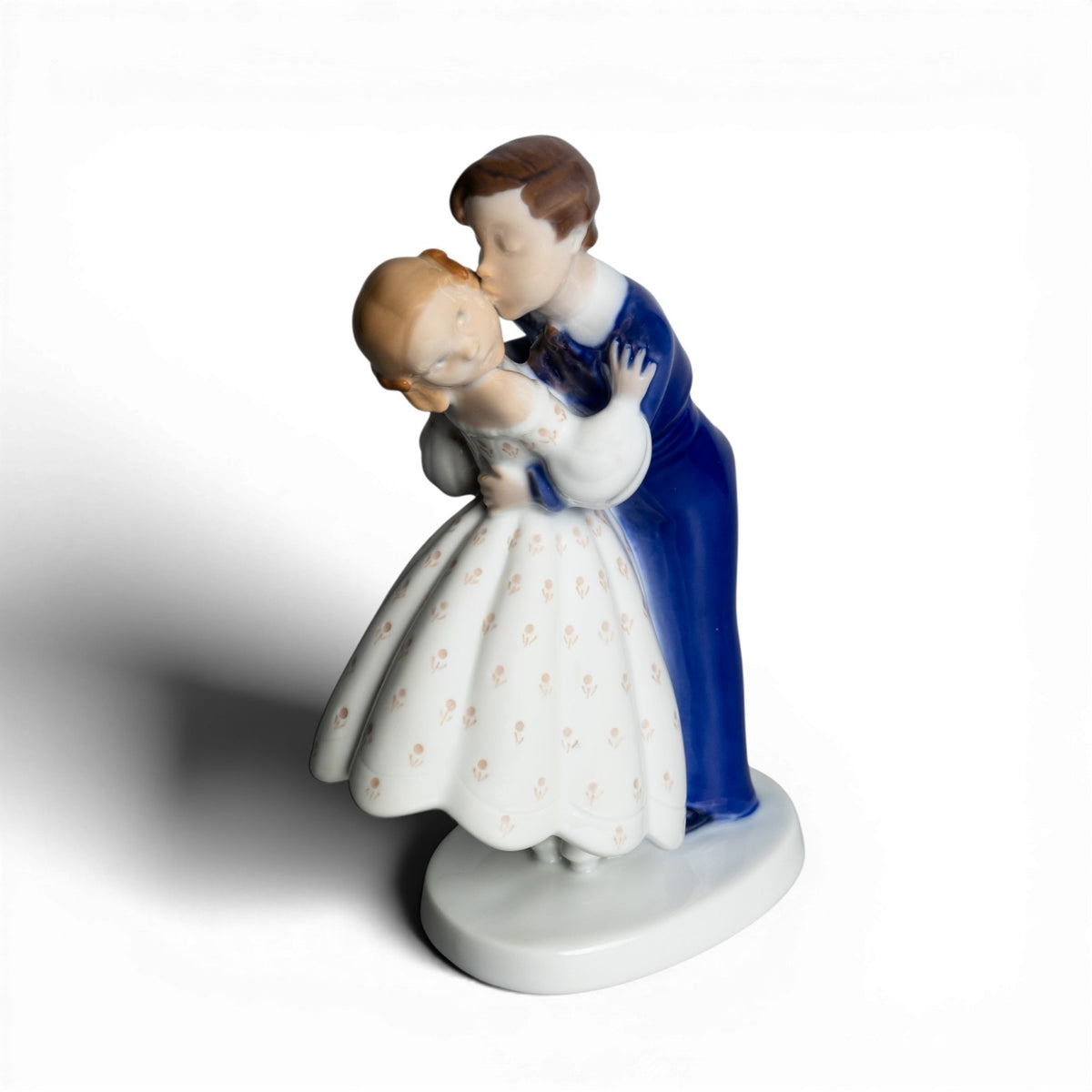 Statuina in "Primo Bacio" Cod 2162 Bing&Grondahl porcellana autentica, 20 cm