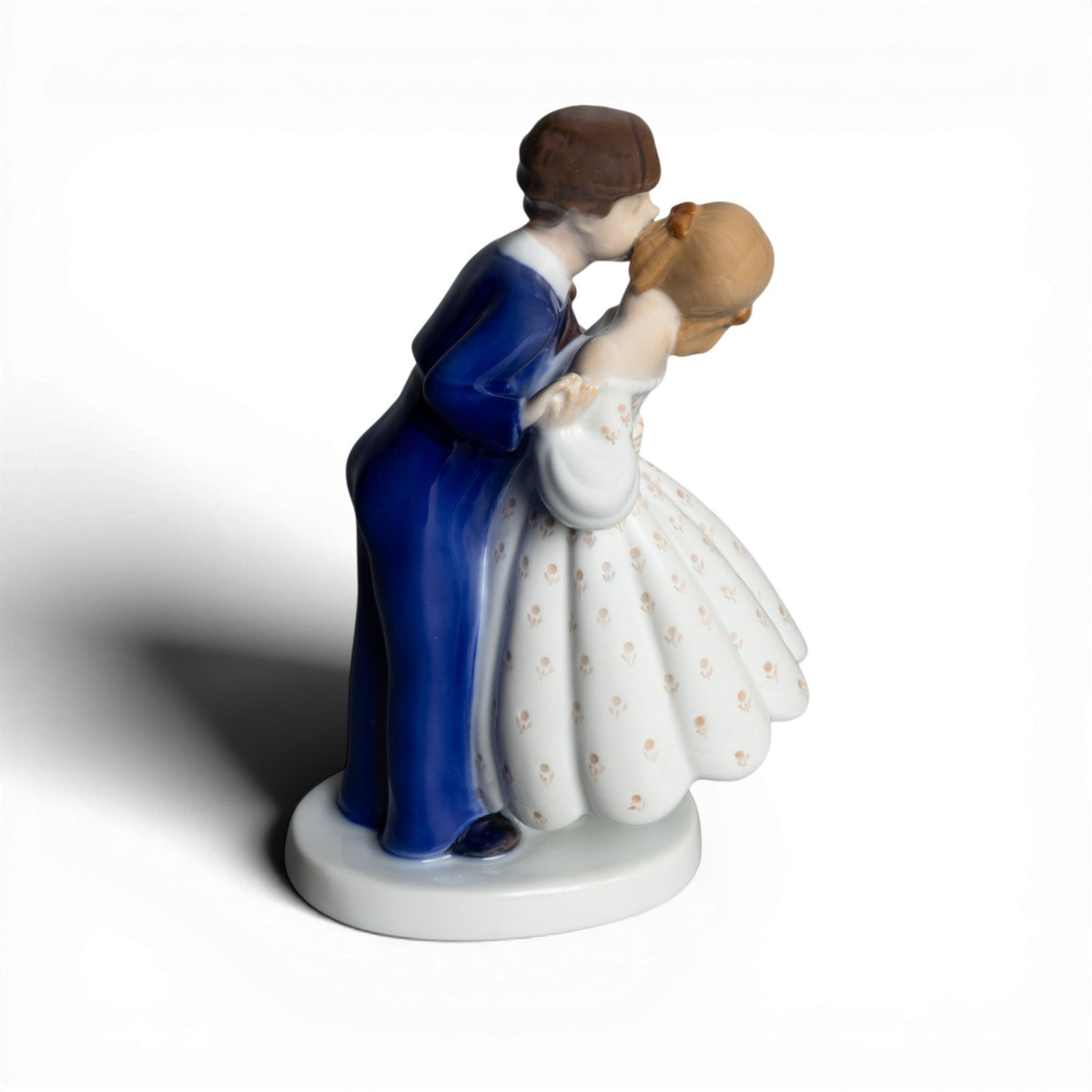 Statuina in "Primo Bacio" Cod 2162 porcellana pezzo da collezione, 20 cm