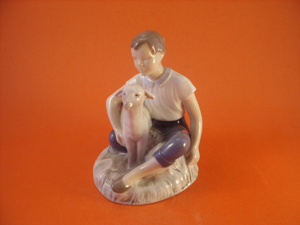 Bing&Grondahl Statuina in "Ragazza con Agnellino" Cod 2336 porcellana dipinta a mano, 13 cm