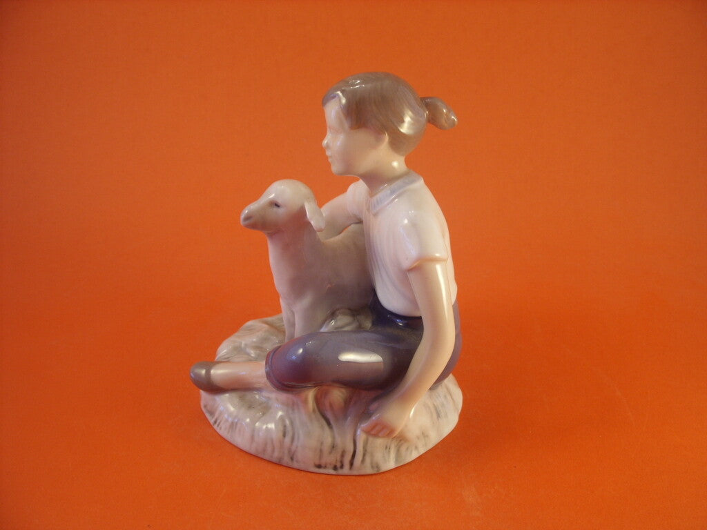 Statuina in "Ragazza con Agnellino" Cod 2336 Bing&Grondahl porcellana autentica, 13 cm