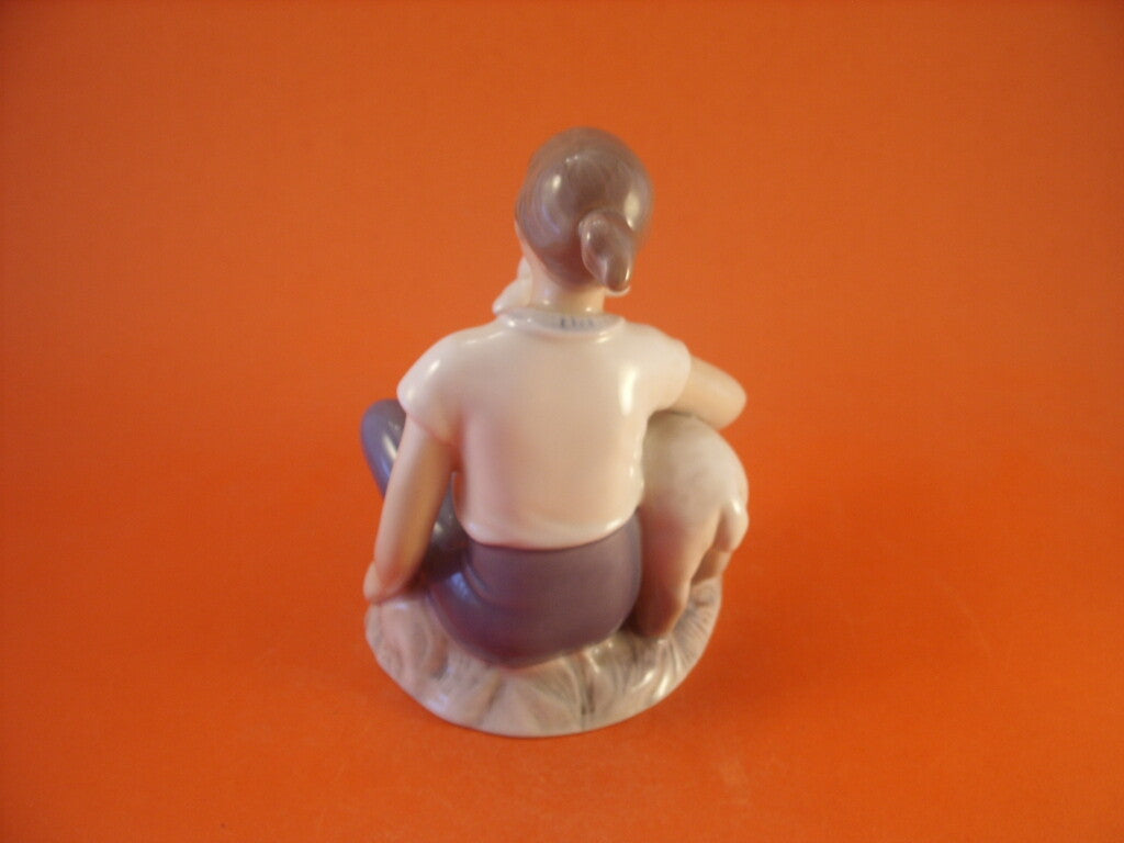 Bing&Grondahl Statuina in "Ragazza con Agnellino" Cod 2336 decorazione porcellana da collezione, 13 cm