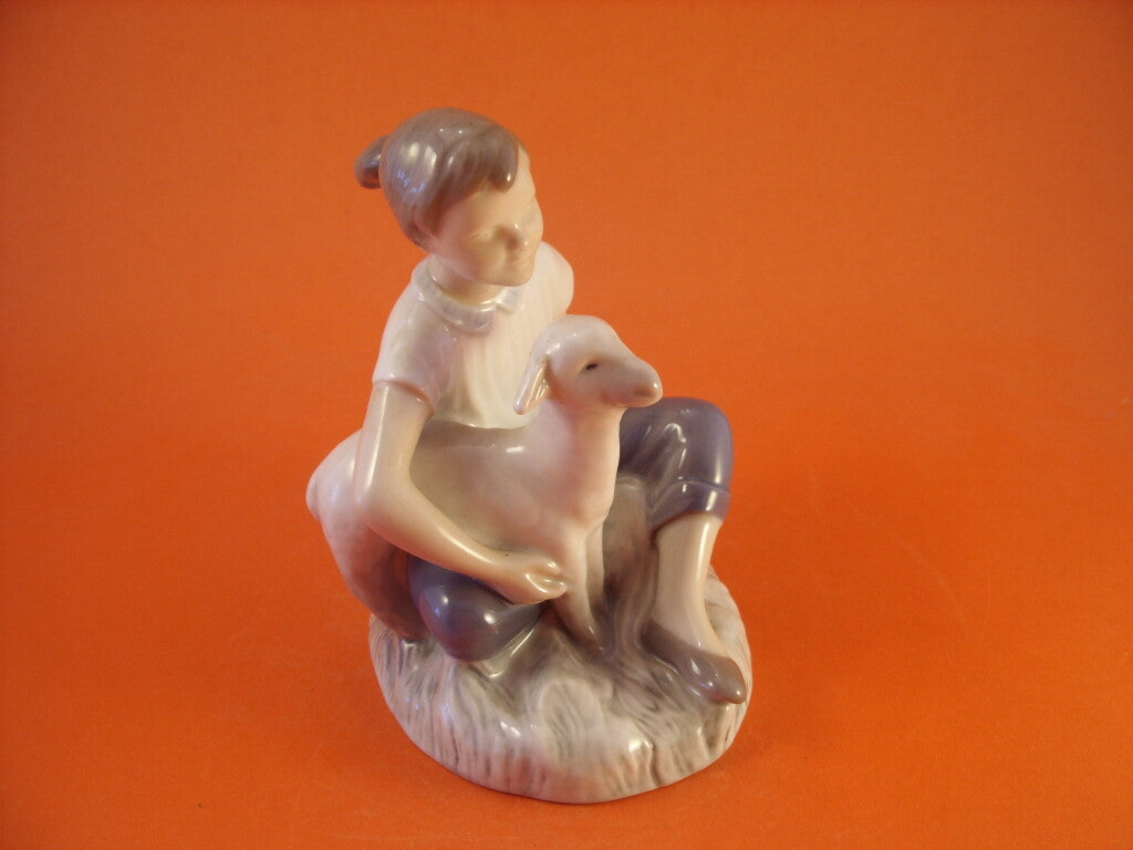 Statuina in "Ragazza con Agnellino" Cod 2336 porcellana pezzo da collezione, 13 cm