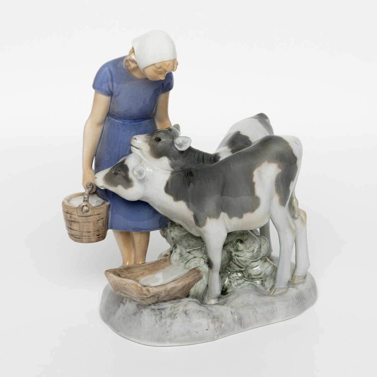 Bing&Grondahl Statuina in "Ragazza con Vitelli" Cod 2270 porcellana dipinta a mano, 20 cm