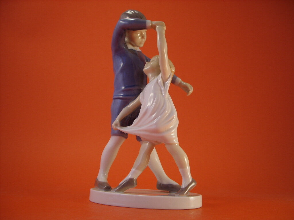 Statuina in "Scuola di Danza" Cod 1845 porcellana pezzo da collezione, 22 cm