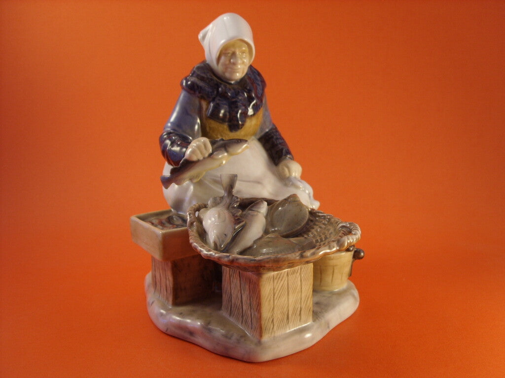 Bing&Grondahl Statuina "Mercato del Pesce" Cod 2233 (Piccolo Difetto) porcellana dipinta a mano, 21 cm