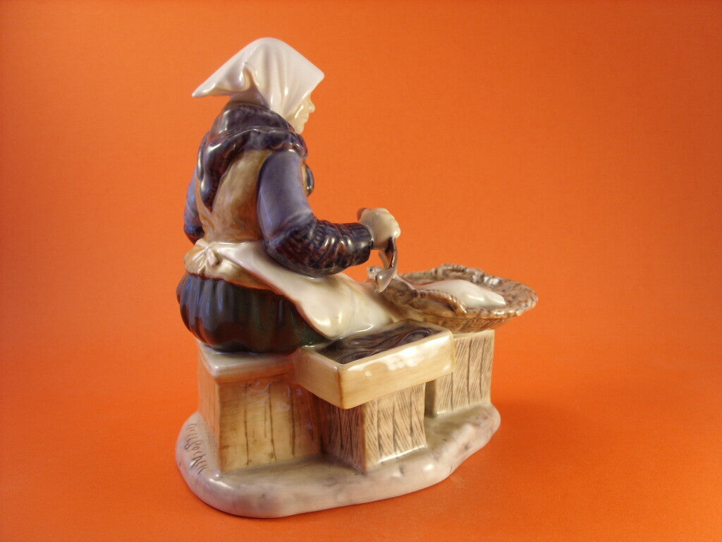 Statuina "Mercato del Pesce" Cod 2233 (Piccolo Difetto) Bing&Grondahl porcellana autentica, 21 cm