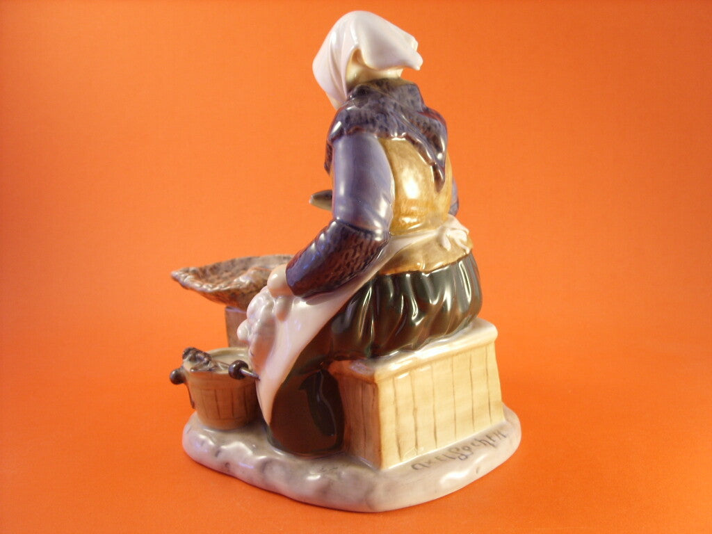 Bing&Grondahl Statuina "Mercato del Pesce" Cod 2233 (Piccolo Difetto) decorazione porcellana da collezione, 21 cm