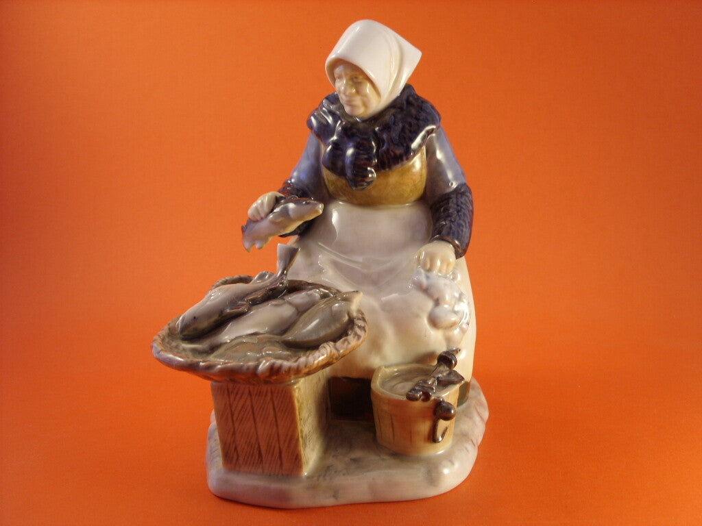 Statuina "Mercato del Pesce" Cod 2233 (Piccolo Difetto) porcellana pezzo da collezione, 21 cm