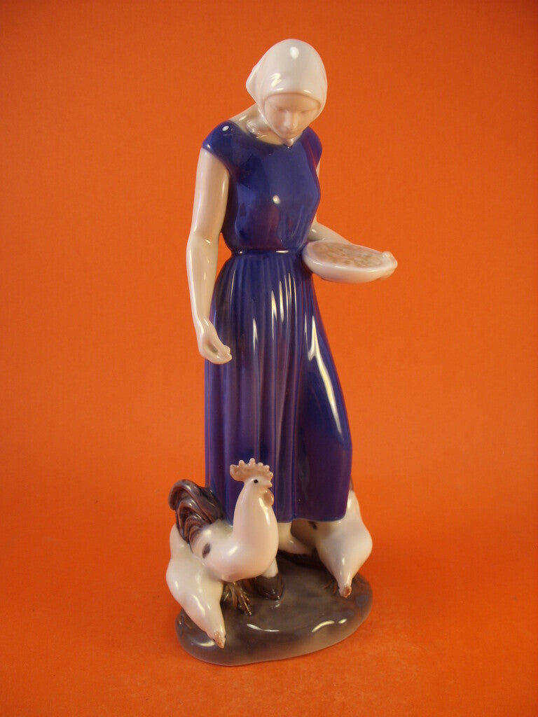 Bing&Grondahl Statuina "Ragazza che dà da mangiare ai polli" Cod 2220 porcellana dipinta a mano, 24 cm