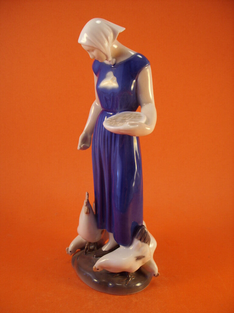 Statuina "Ragazza che dà da mangiare ai polli" Cod 2220 Bing&Grondahl porcellana autentica, 24 cm