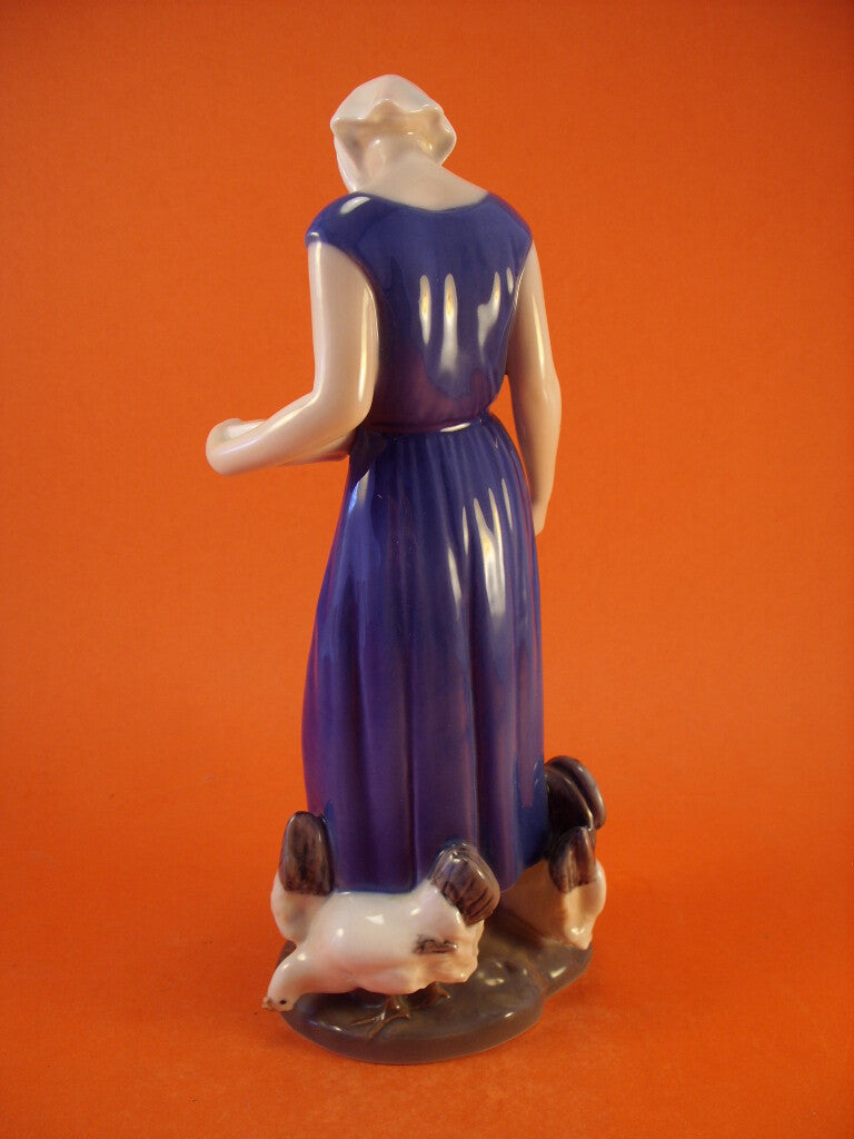 Bing&Grondahl Statuina "Ragazza che dà da mangiare ai polli" Cod 2220 decorazione porcellana da collezione, 24 cm