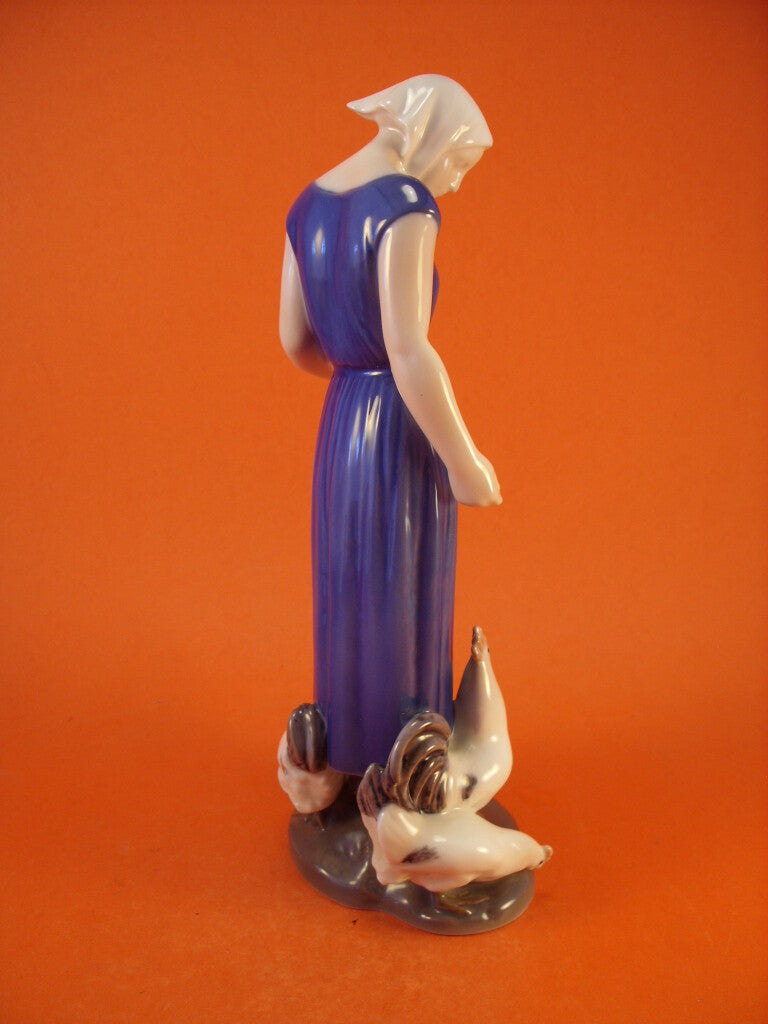 Statuina "Ragazza che dà da mangiare ai polli" Cod 2220 porcellana pezzo da collezione, 24 cm