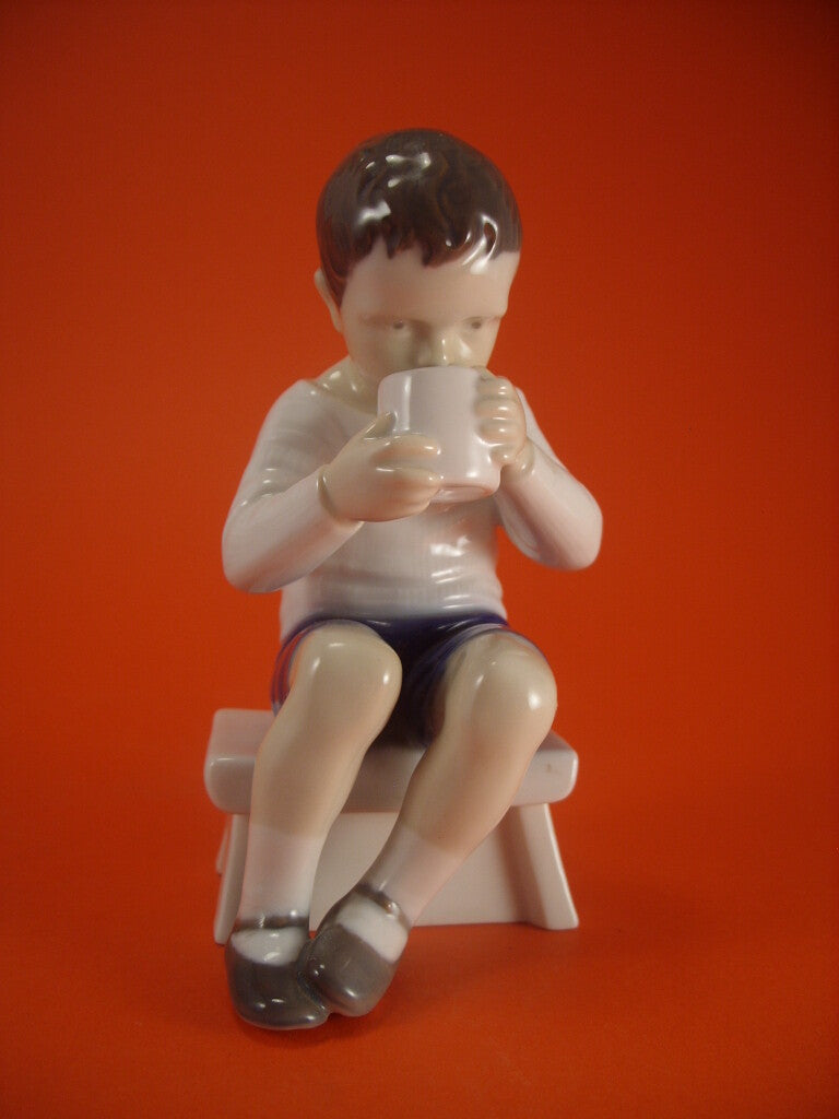 Bing&Grondahl Statuina "Victor, Bambino che Beve il Latte" Cod 1713 porcellana dipinta a mano, 14 cm