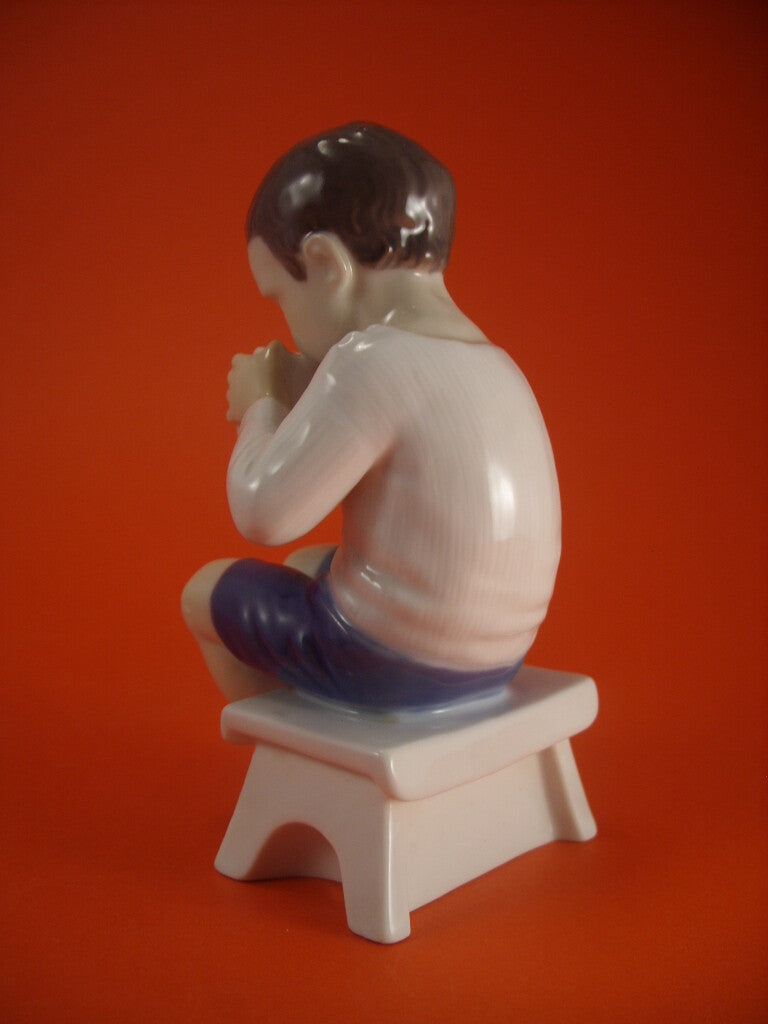 Statuina "Victor, Bambino che Beve il Latte" Cod 1713 Bing&Grondahl porcellana autentica, 14 cm