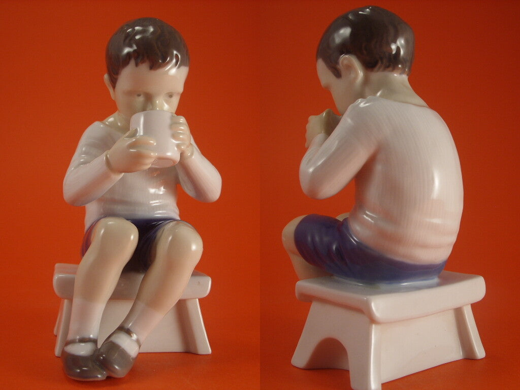 Bing&Grondahl Statuina "Victor, Bambino che Beve il Latte" Cod 1713 decorazione porcellana da collezione, 14 cm