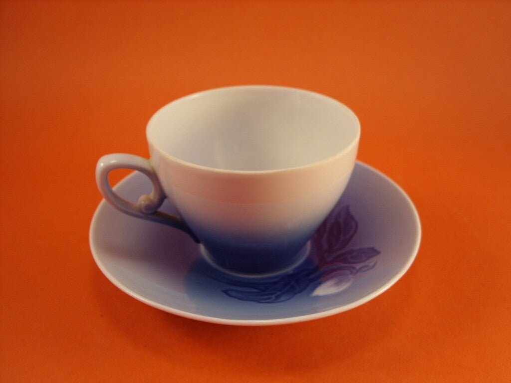 Porcellana danese Bing&Grondahl, tazza da tè con piattino Elleboro codice 102