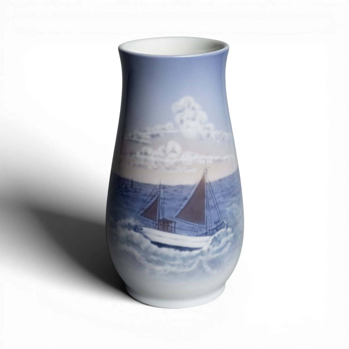 Bing&Grondahl Vaso in "Barca a Vela" cod 1302-6211 porcellana dipinta a mano, cm 17